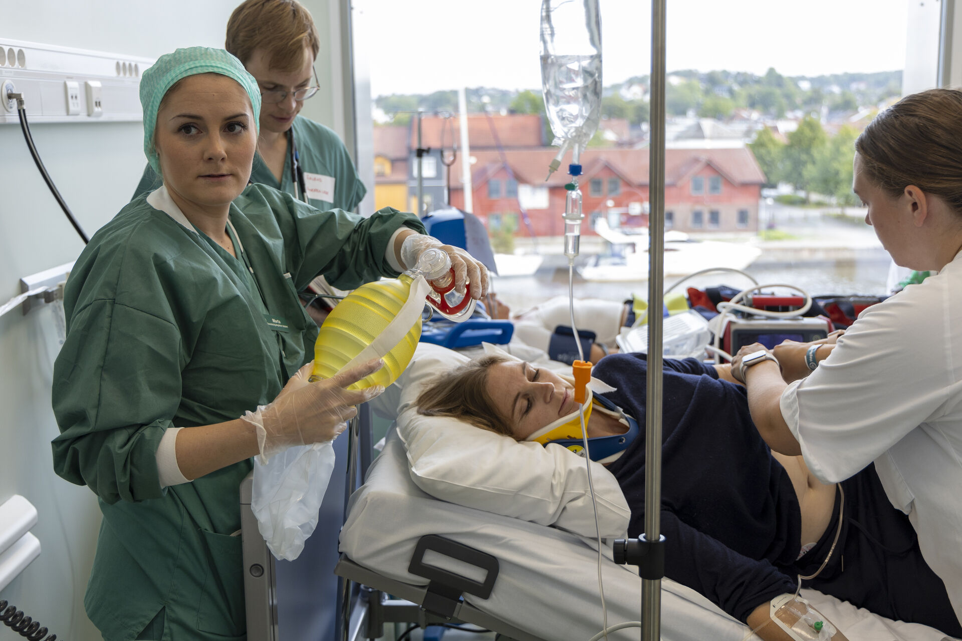 Pasient i seng får intensivsykepleie