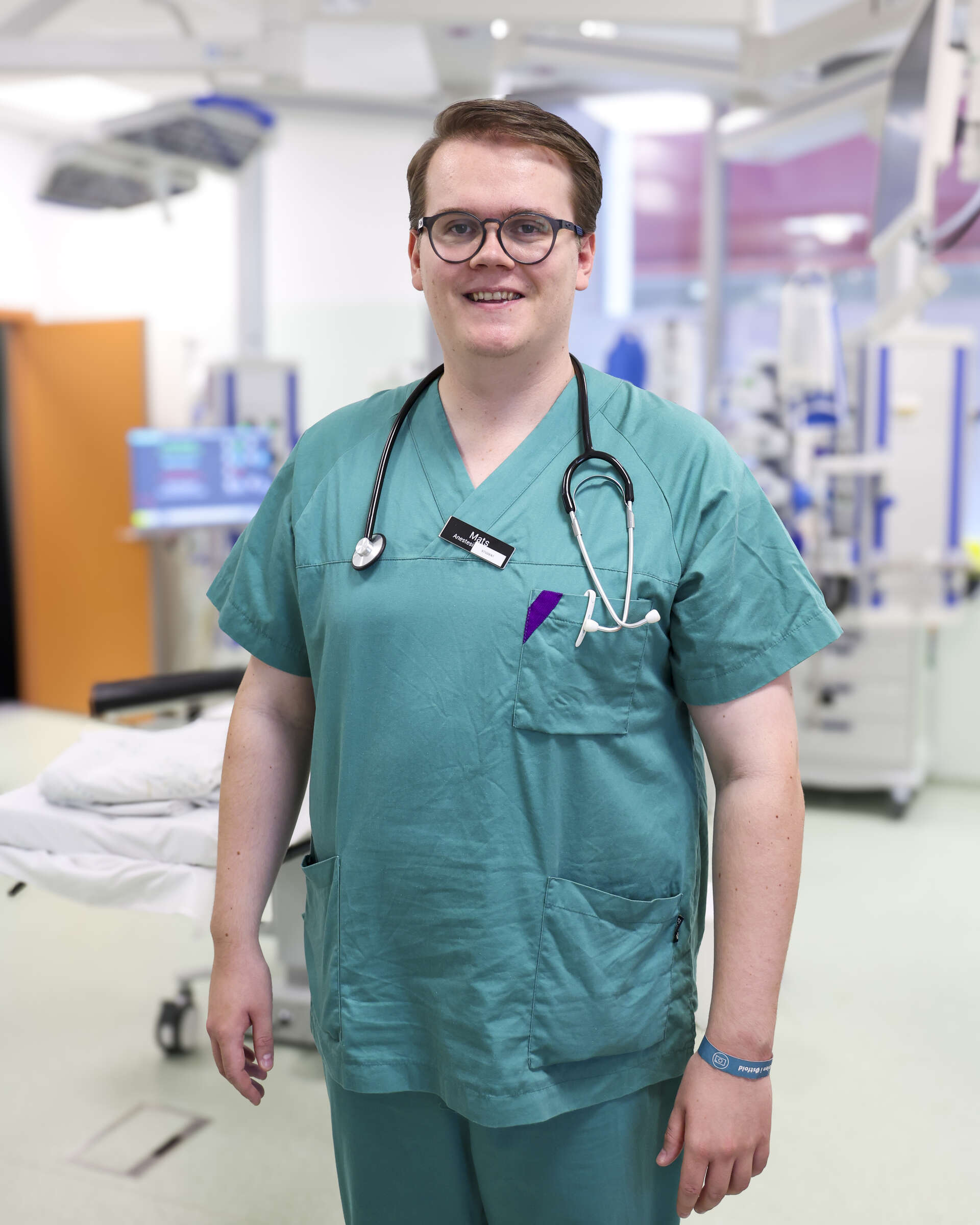 Mats Fuglei, i sykepleieruniform og med stetoskop rundt halsen. Foto.
