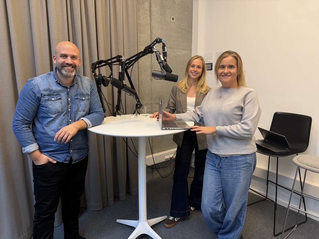 Bilde tatt i studio i Halden fra venstre: Eirik Skogh, i midten Elise Ager og bak Christine Grindberg Løkke