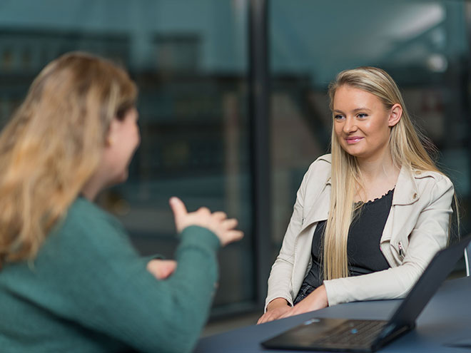 studieveileder har en samtale med en student