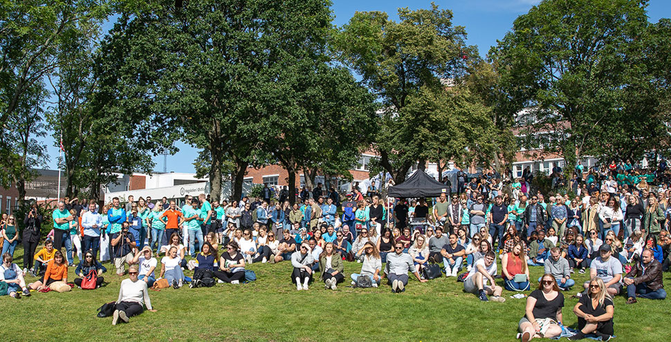 Samling med studenter på gresset foran Campus Kråkerøy