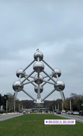 Skulptur i metall. Kuler fobundet med rør. Belgisk flagg på toppen