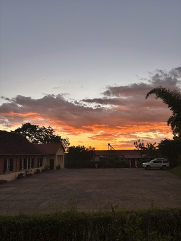 Solnedgang hvit bil hus