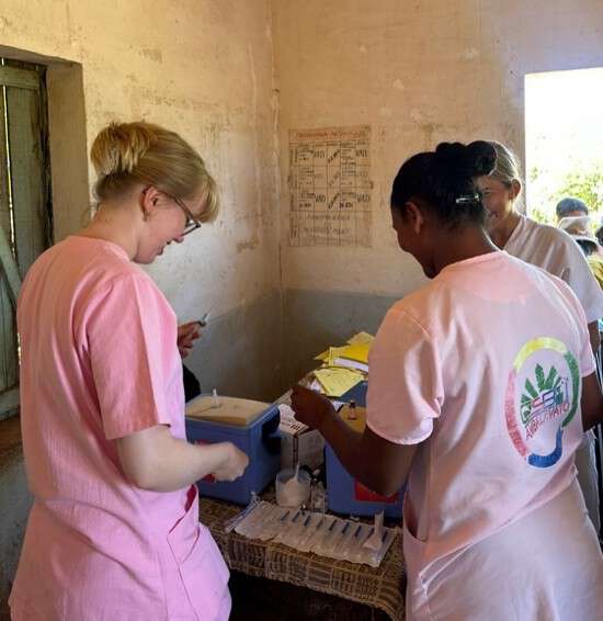 tre personer rosa scrubs arbeidssituasjon