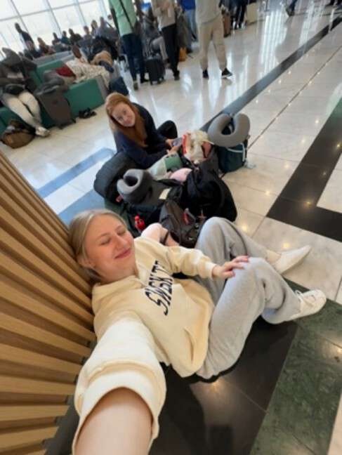 selfie studenter flisegulv kofferter