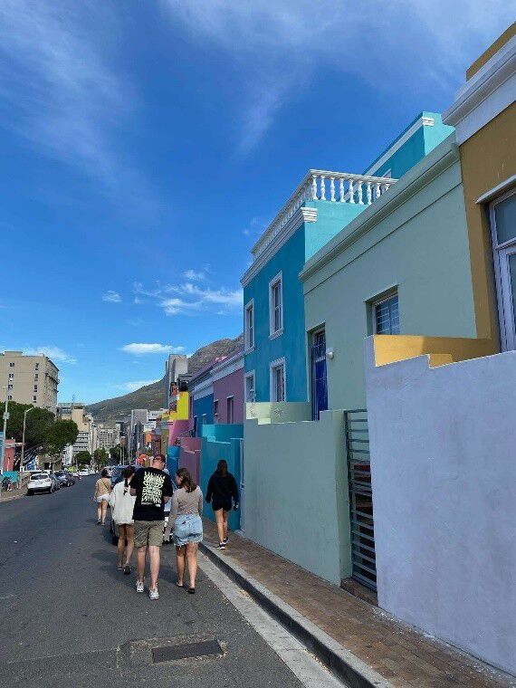 Fargerike murhus langs en gate i Cape Town