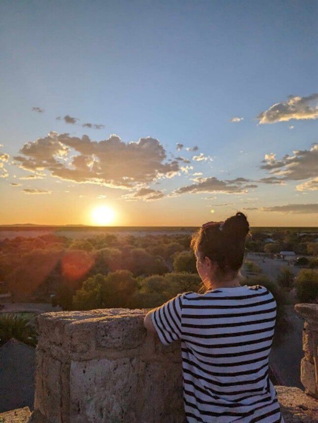 Studenten på en veranda i solnedgang