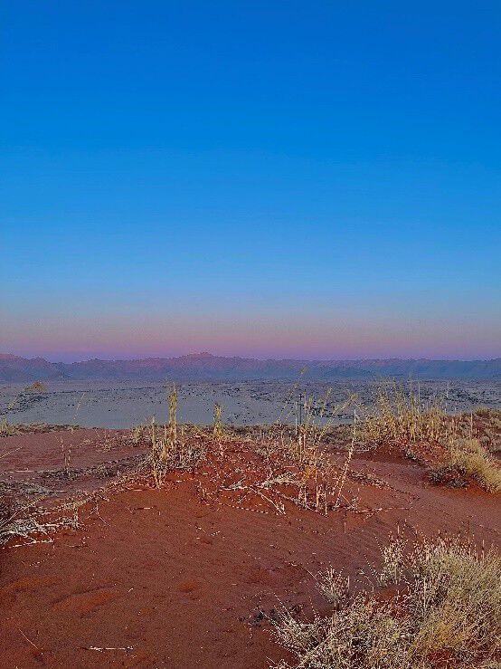 rød øken blå og rosa himmel dis