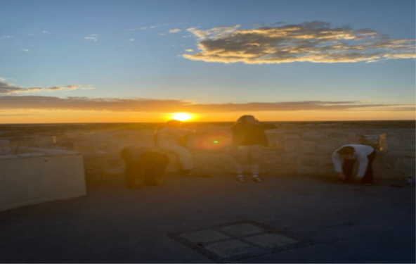 Solnedgang fra takterrasse studenter himmel skyer