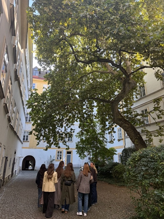 bygård mur brostein tre kvinnelige studenter