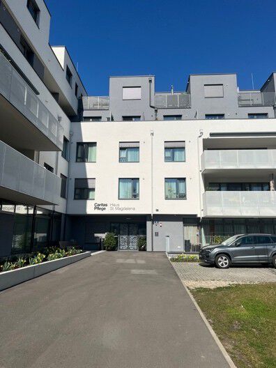 blå himmel hvite murhus