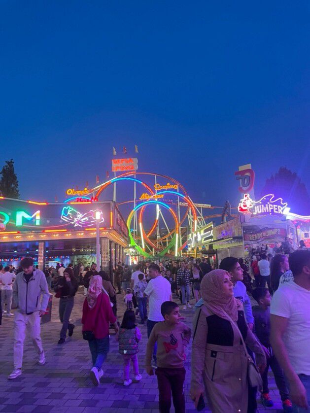 tivoli lys mørk blå himmel folk