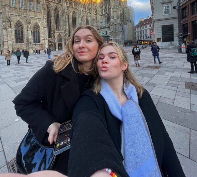 Selfie Marie og Malin i byen