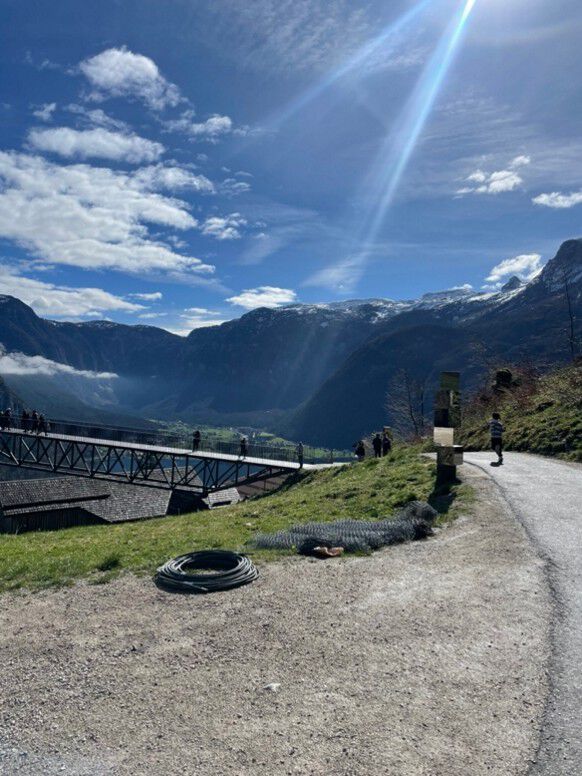 Vei fjell skyer himmel solstråler bro
