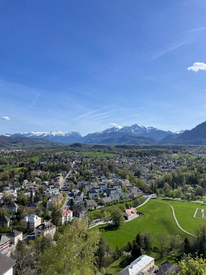Blå himmel fjellkjede bygd i forgrunnen