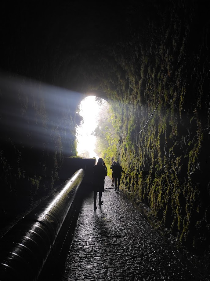 Tunnell med folk. Foto.