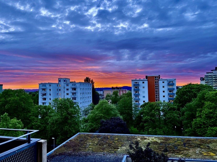 Studentblokk i solnedgang