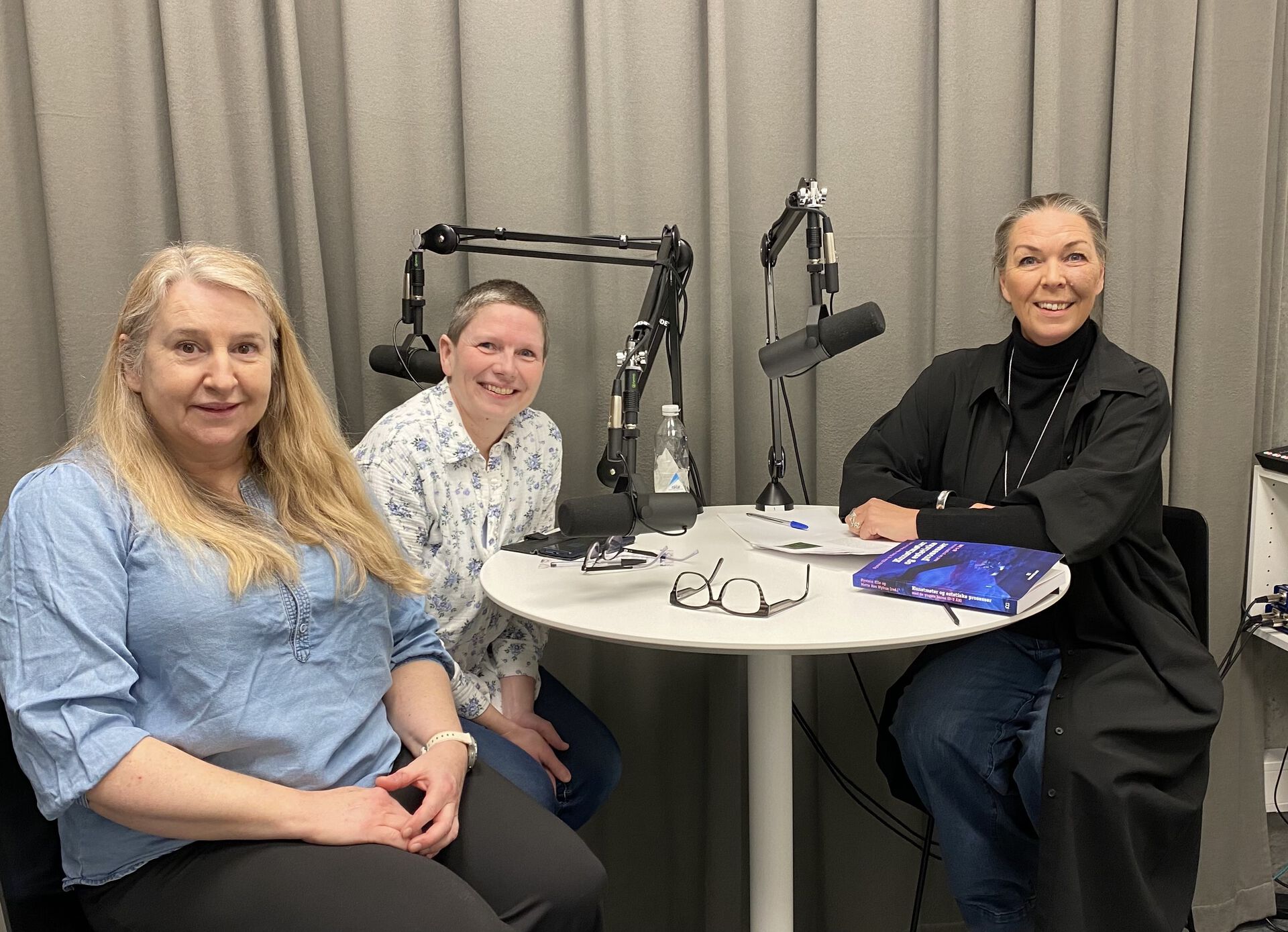 Merete Ellen Lunde, Beate Lund og Bente Ulla rundt bordet i podcaststudio.