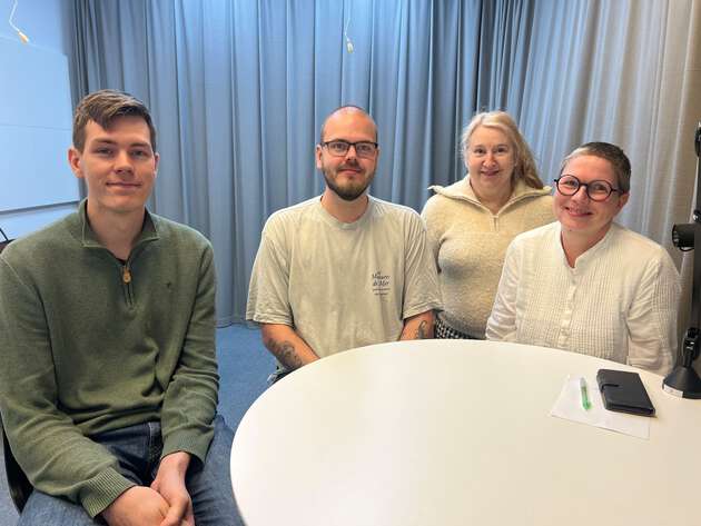 4 personer i podkast-studioet